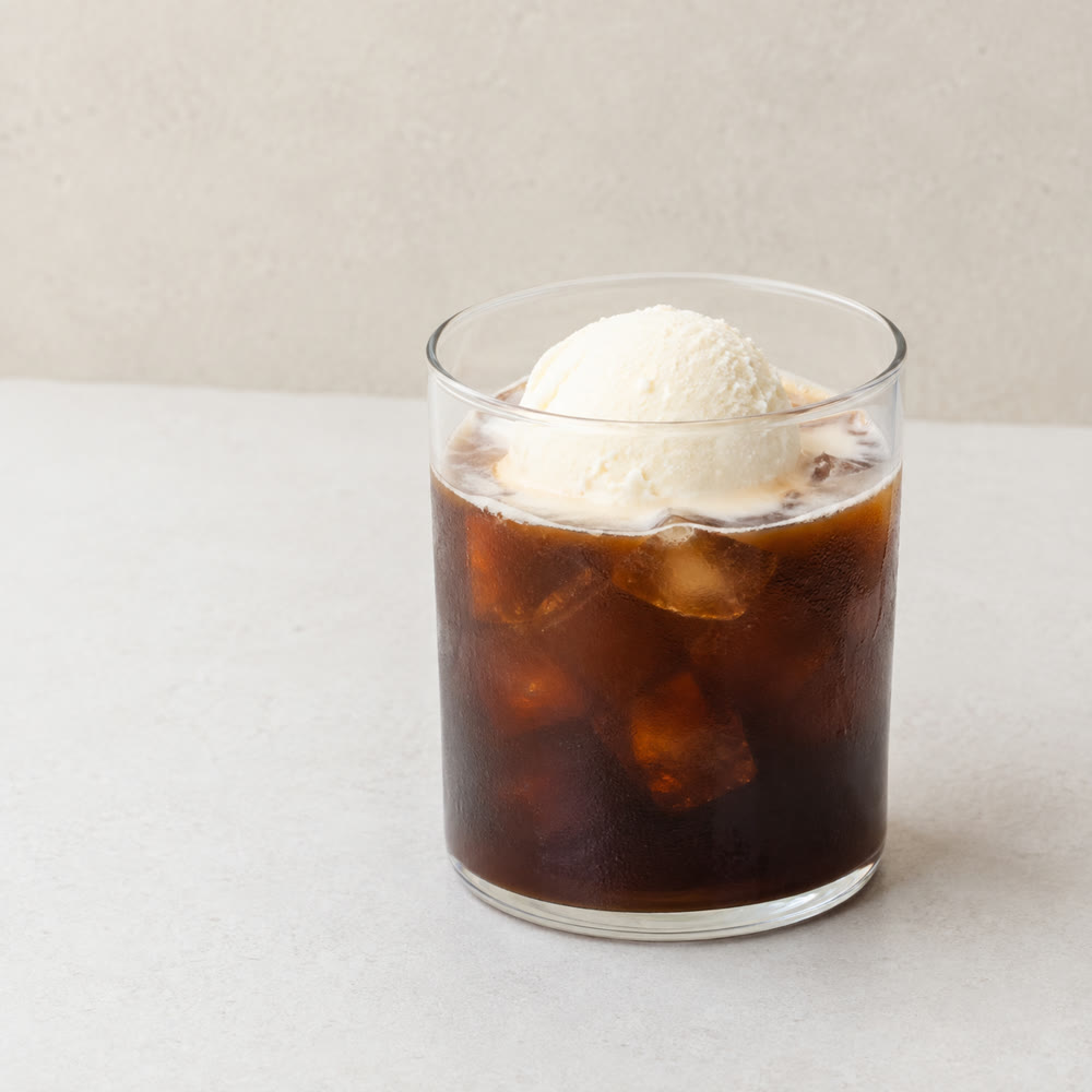 正面から光を当てたアイスコーヒー。影がほとんど出ず平面的